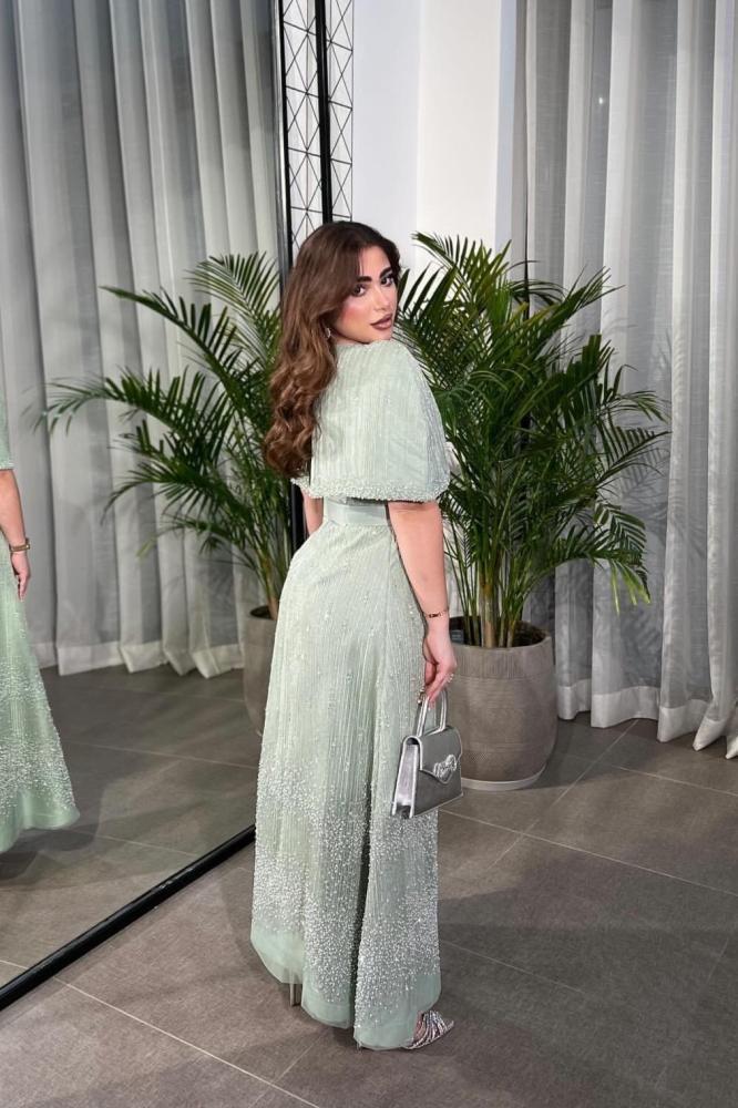 فستان ناعم بقصة عنق دائرية باللون التيفاني