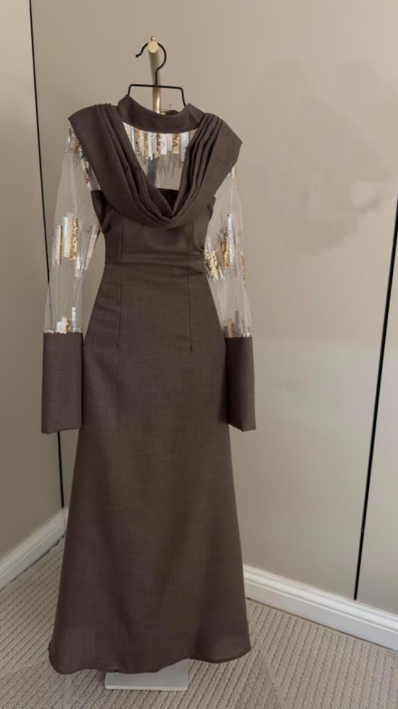 فستان فخم بأكمام وصدريه تل مطرزه