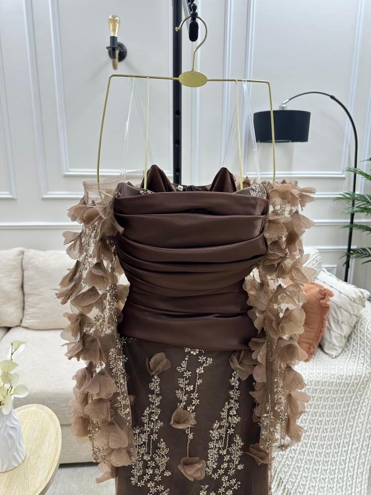 فستان سهرة بتطريز و بقصه ذيل