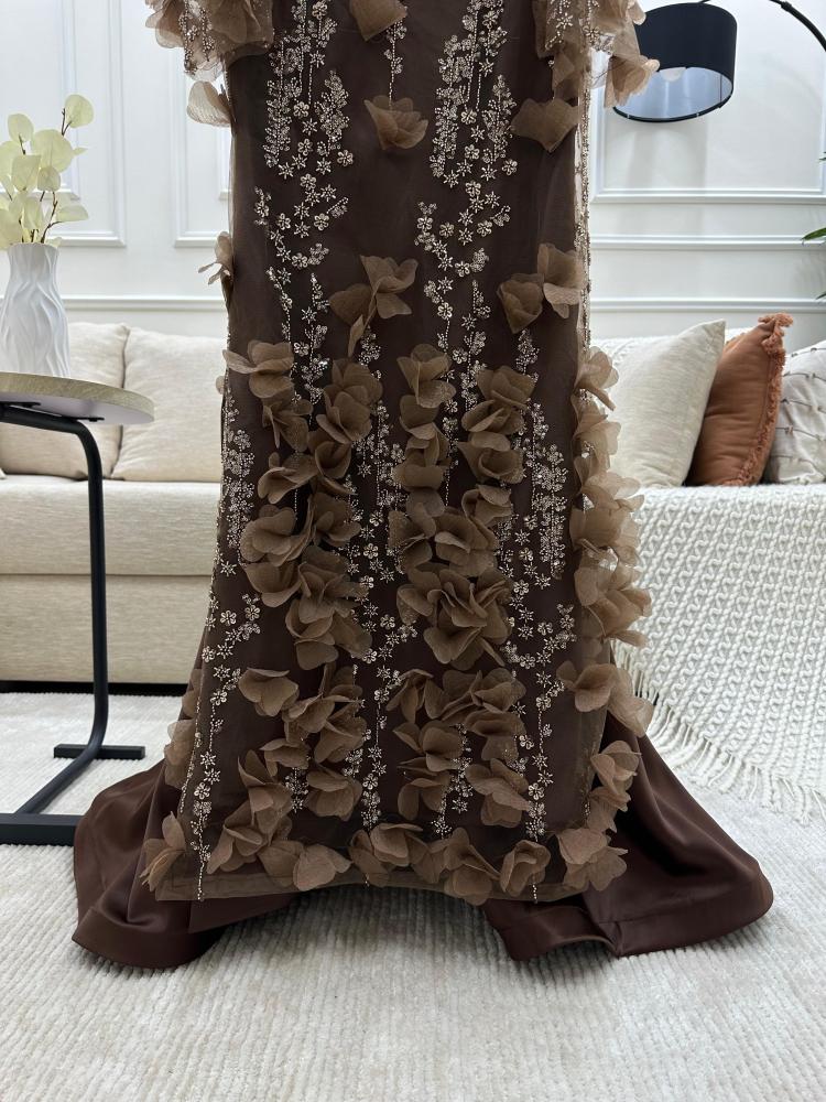 فستان سهرة بتطريز و بقصه ذيل