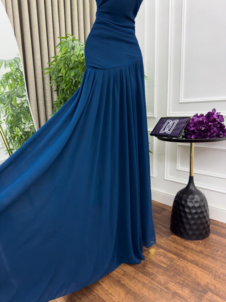 فستان سهره ناعم مزين بكسرات فاخرة