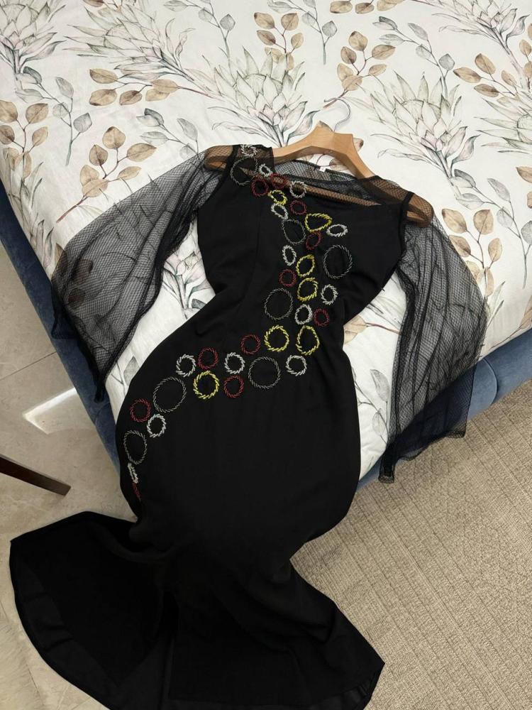 فستان سهره ناعم بتطريز ملون