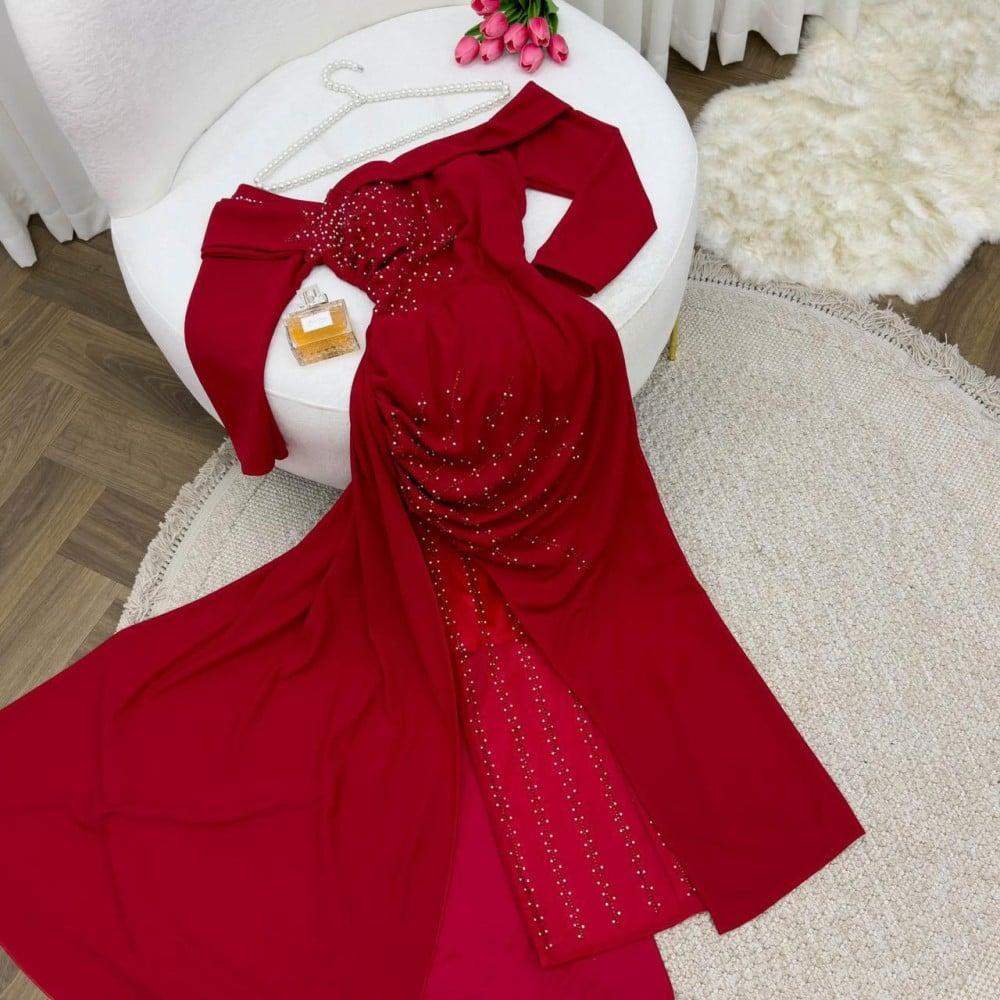 فستان احمر مطرز