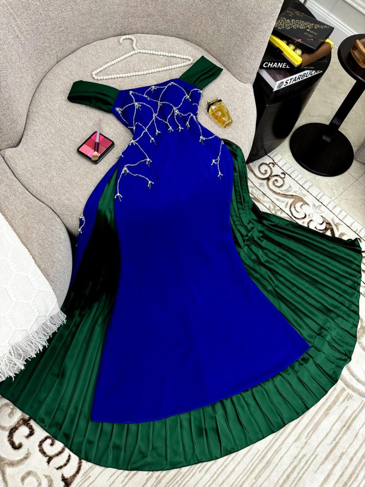 فستان كريب استريتش بتطريز شك يدوي بذيل تفته بوليسيه