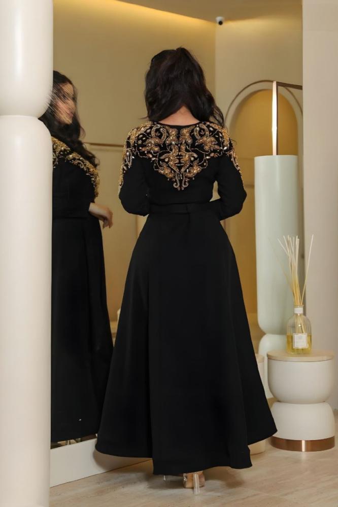 جلابية سوداء مطرزة بتصميم ملكي