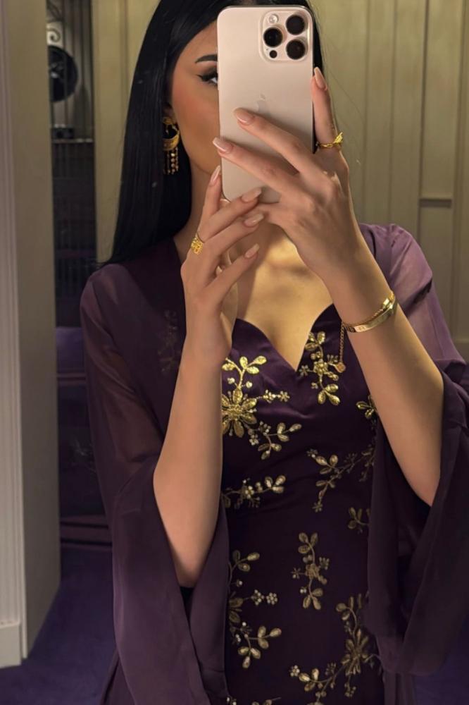 فستان بقطعتين عنابي مزخرف بلون ذهبية