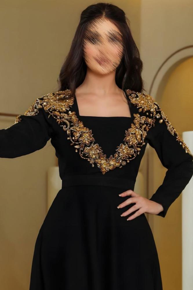 جلابية سوداء مطرزة بتصميم ملكي