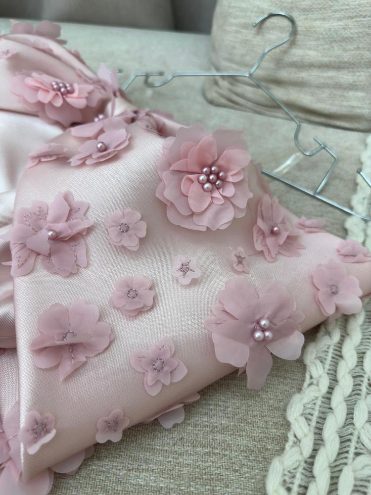 فستان بصدريه فيونكه مزينه بورود