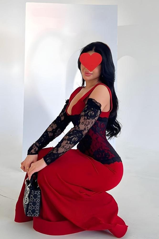 فستان سهره أحمر بتفاصيل دانتيل فخمه