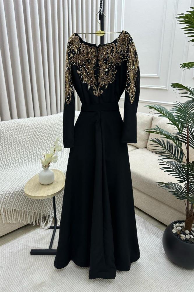 جلابية سوداء مطرزة بتصميم ملكي