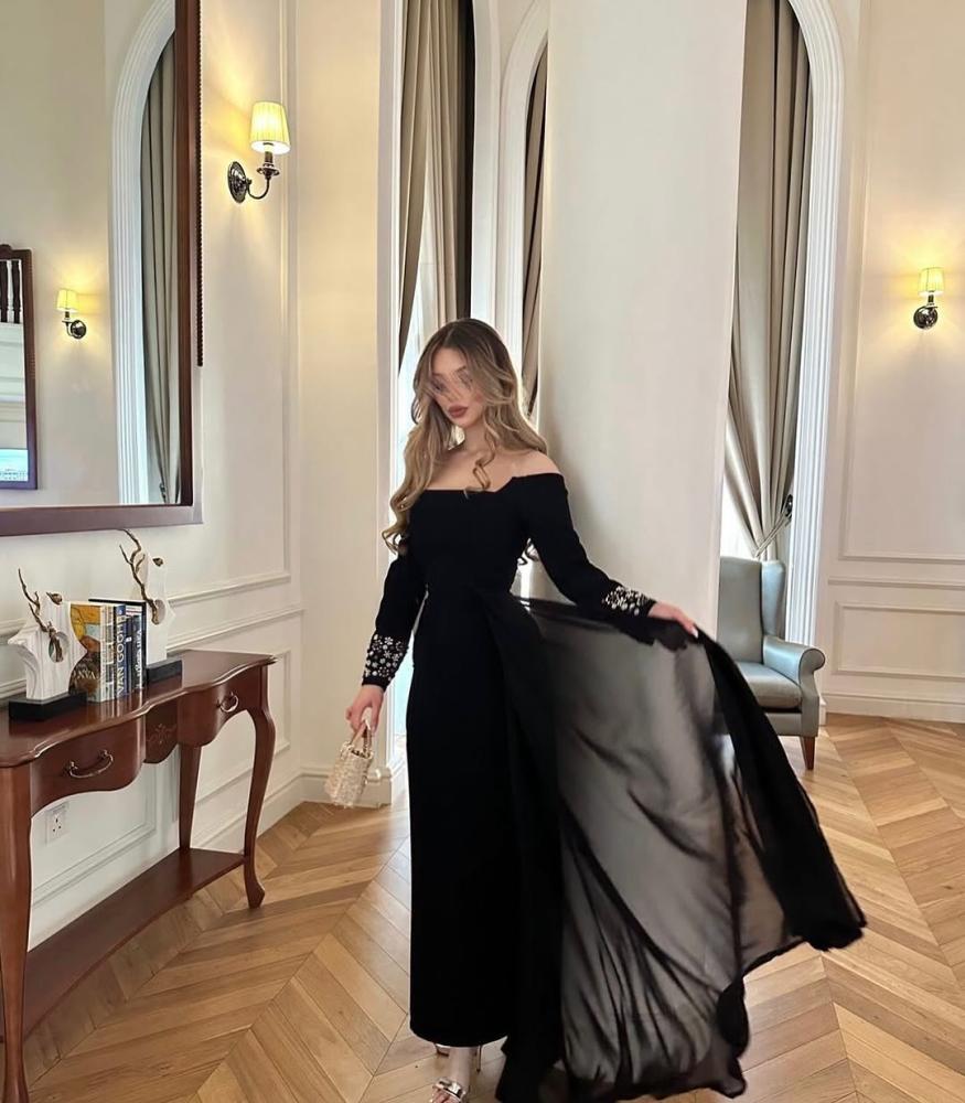 فستان سهرة كريب مع تطريز يدوي