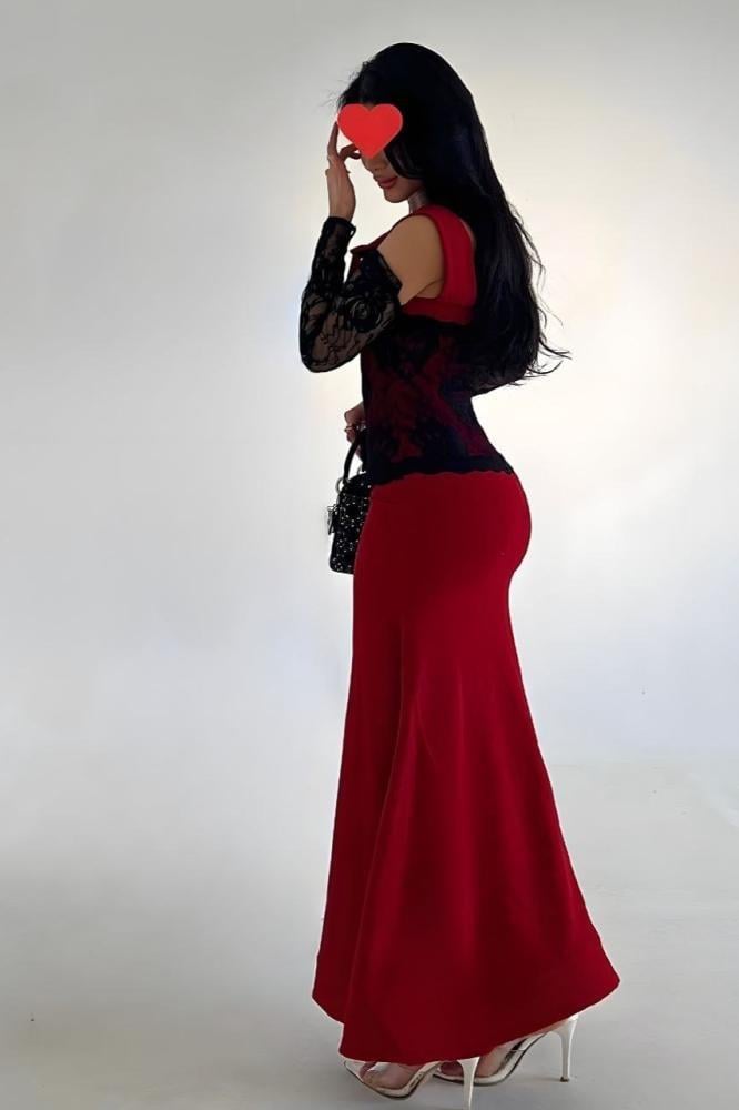 فستان سهره أحمر بتفاصيل دانتيل فخمه