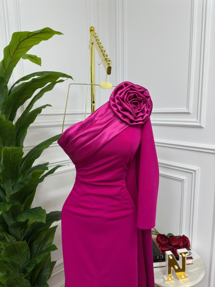 فستان فوشي فخم بشال طويل