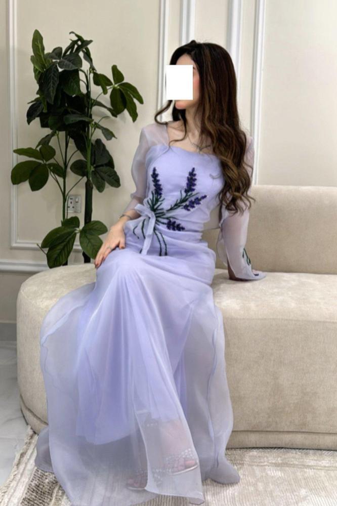 فستان بحزام رفيع بربطة جميلة عند الخصر