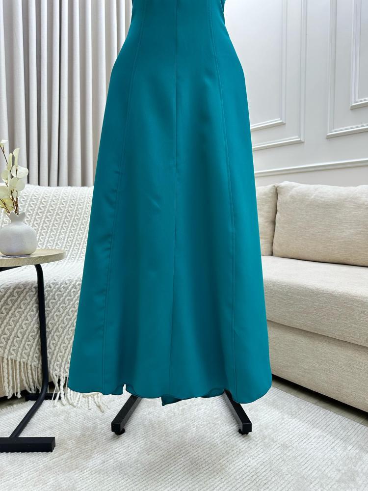 فستان ميد مع ورده بالصدر