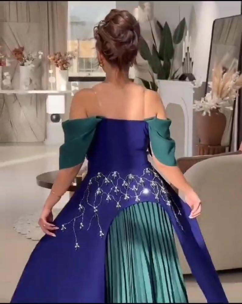 فستان كريب استريتش بتطريز شك يدوي بذيل تفته بوليسيه