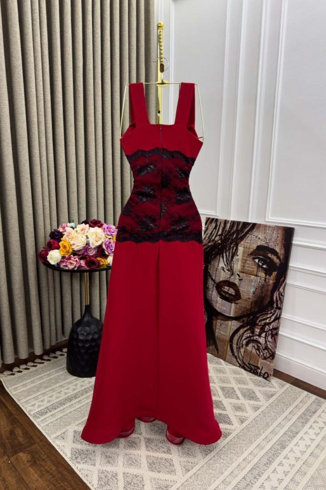 فستان سهره أحمر بتفاصيل دانتيل فخمه