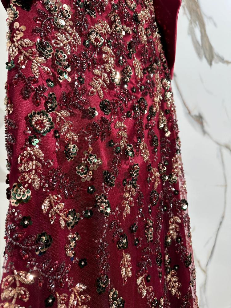 فستان عودي مطرز بتطريز كريستال