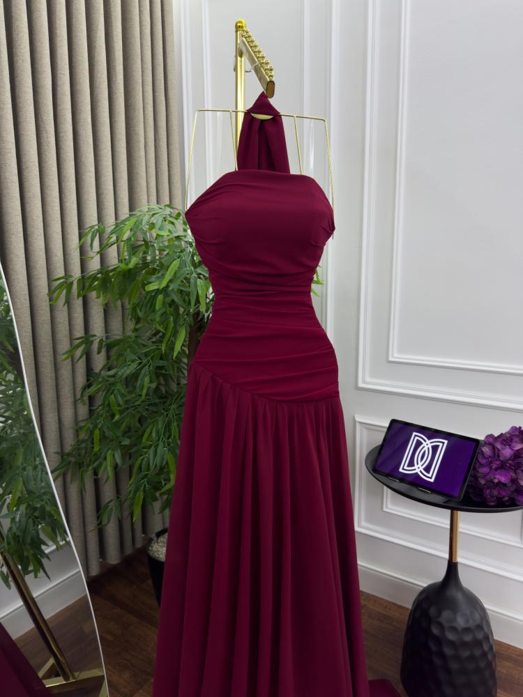 فستان سهره ناعم مزين بكسرات فاخرة