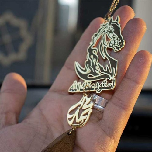 تعليقة سيارة بكسرة العود رسمة الخيل