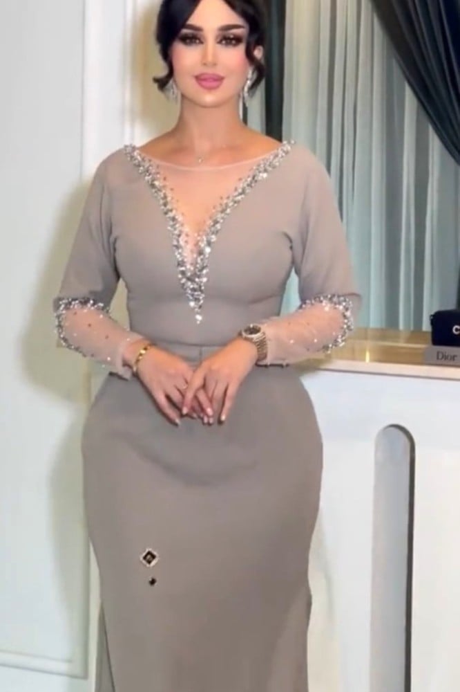 فستان كريب مطرز واكمام مميزة