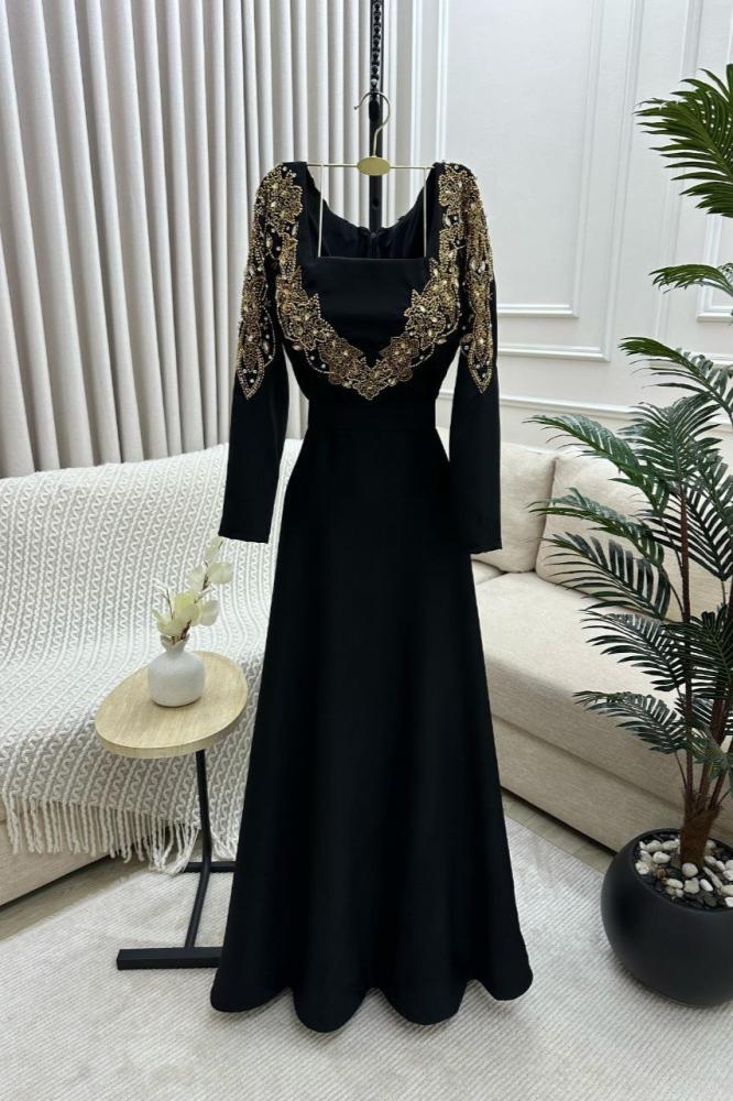 جلابية سوداء مطرزة بتصميم ملكي