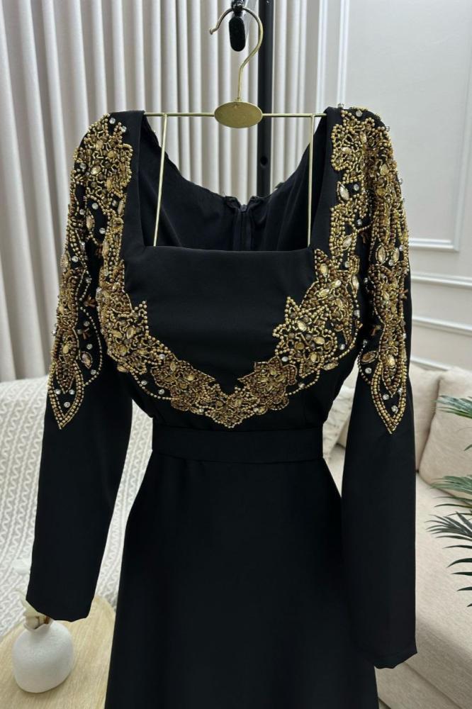 جلابية سوداء مطرزة بتصميم ملكي