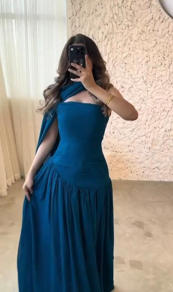 فستان سهره ناعم مزين بكسرات فاخرة