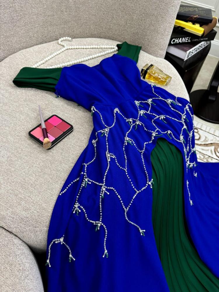 فستان كريب استريتش بتطريز شك يدوي بذيل تفته بوليسيه