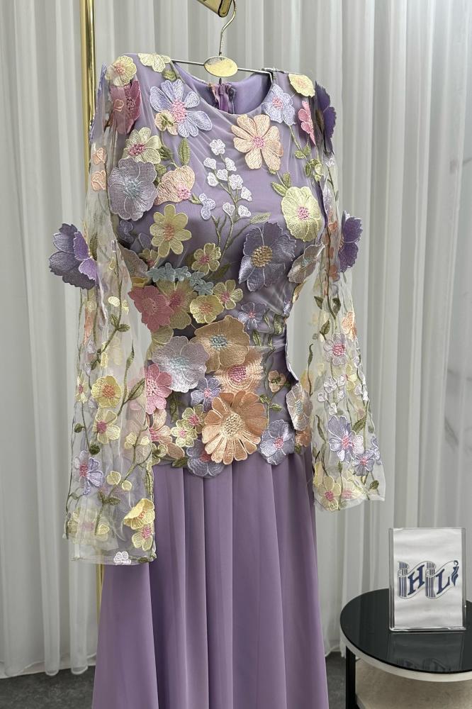 فستان ناعم بأكمام مزينة بورود ملونة