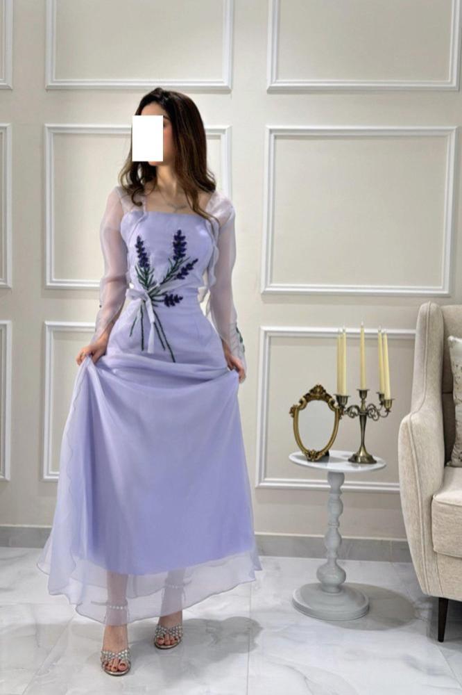 فستان بحزام رفيع بربطة جميلة عند الخصر