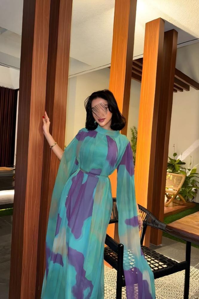 فستان بكم طويل بنقشة متعددة الألوان