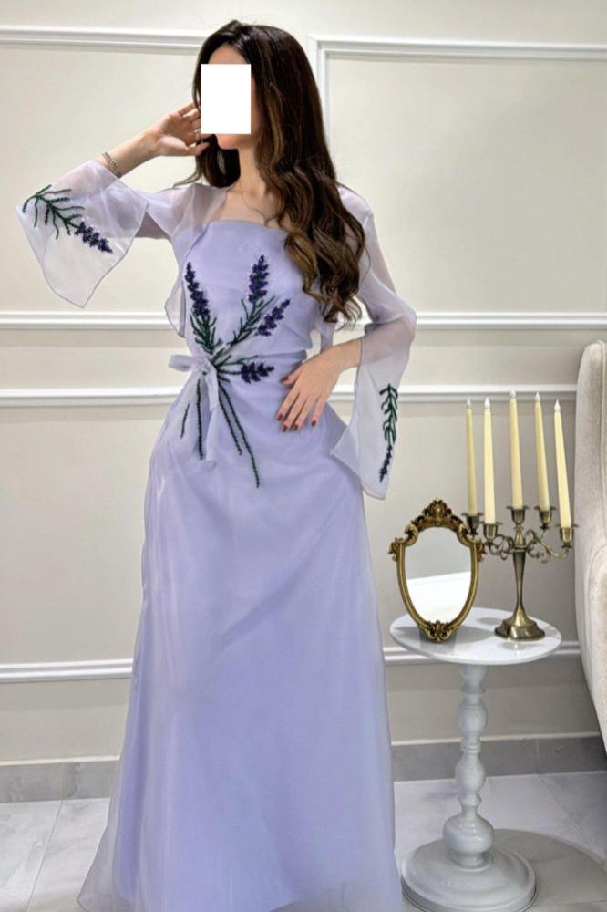 فستان بحزام رفيع بربطة جميلة عند الخصر