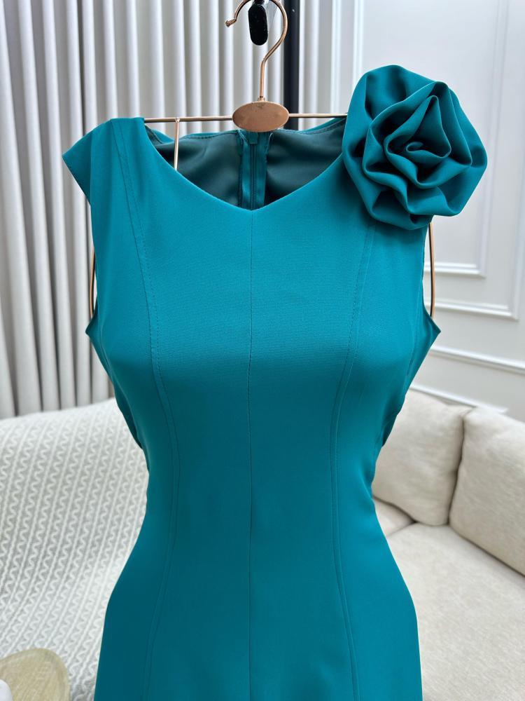 فستان ميد مع ورده بالصدر