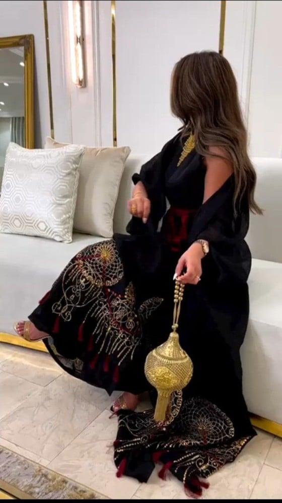 جلابية بنطلون مع بشت مطرز وفصوص