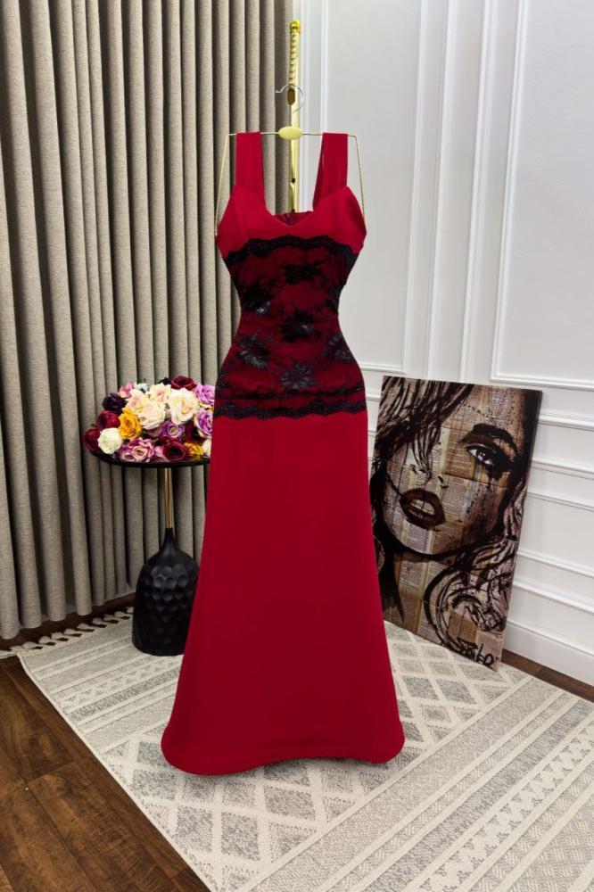 فستان سهره أحمر بتفاصيل دانتيل فخمه
