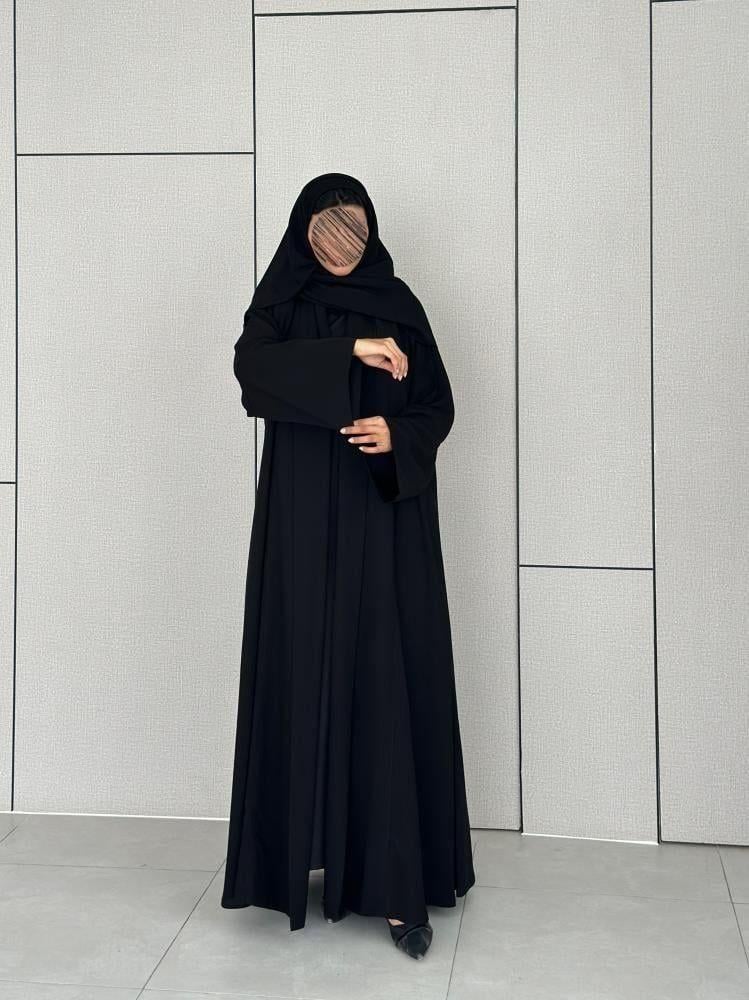 عباية كتف سوداء بتصميم كلاسيكي