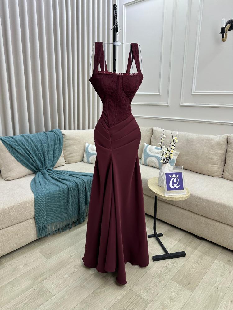 فستان سهرة برغندي بكورسيه دانتيل