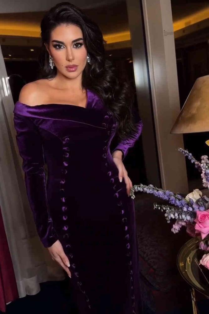 فستان ياسمين صبري  مخمل بأكمام وقصة صدر