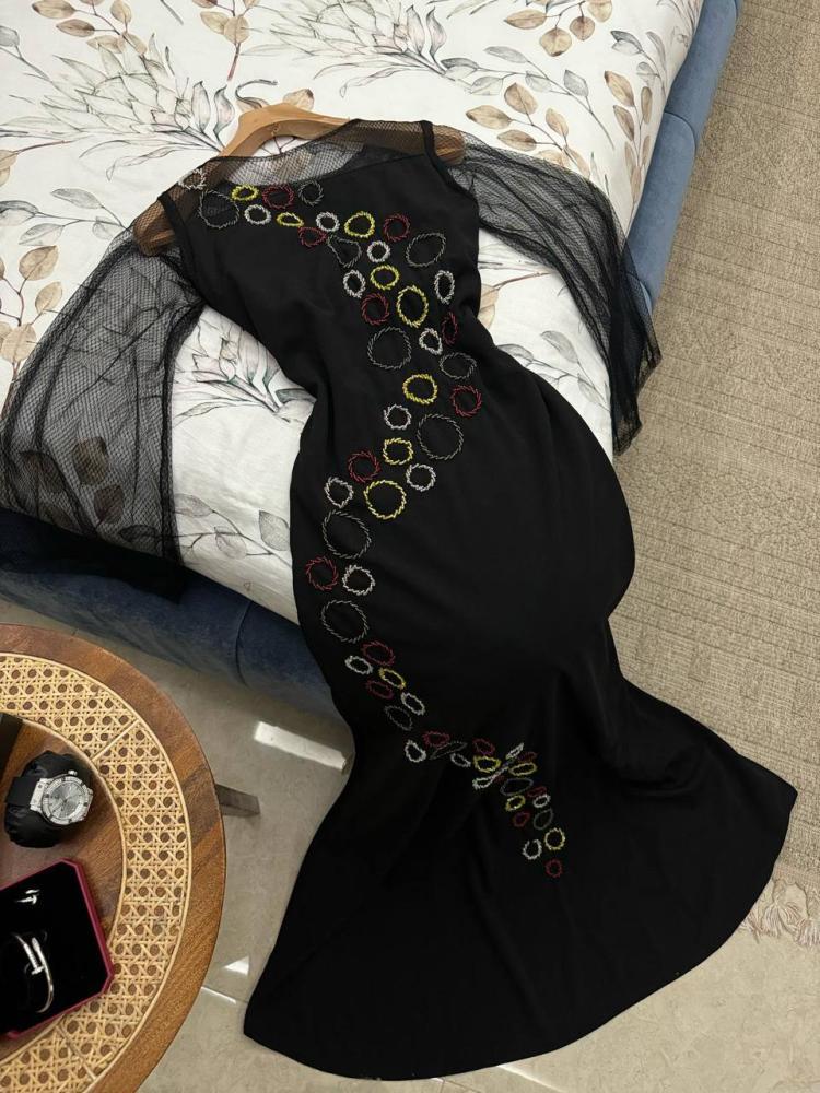 فستان سهره ناعم بتطريز ملون