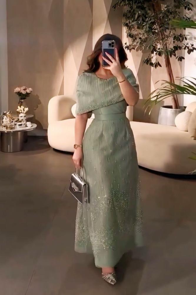 فستان ناعم بقصة عنق دائرية باللون التيفاني