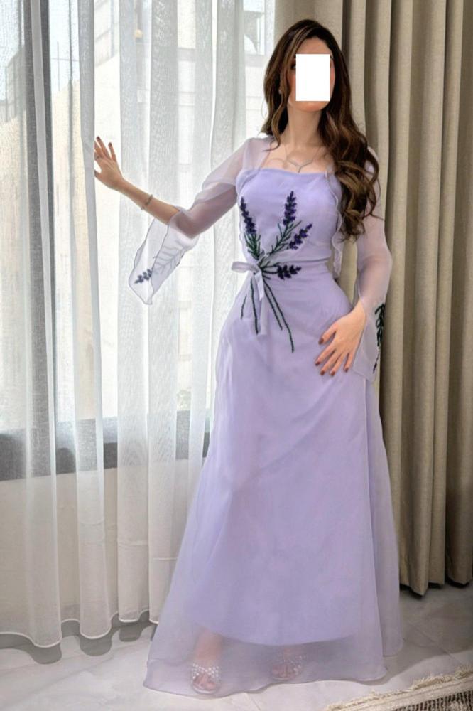 فستان بحزام رفيع بربطة جميلة عند الخصر