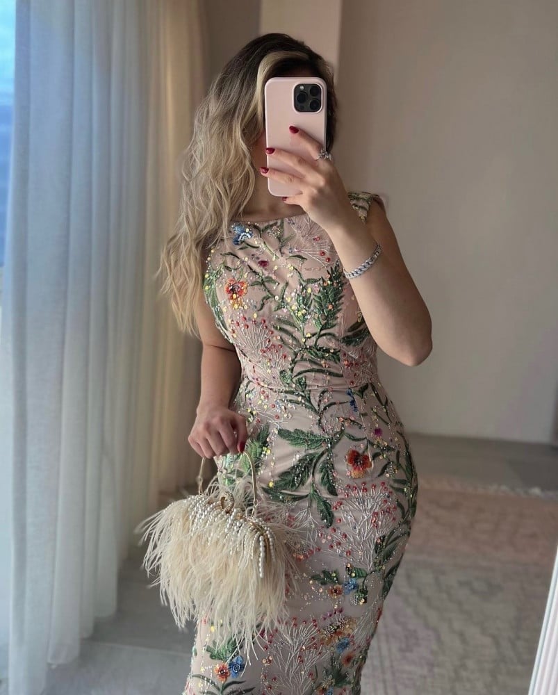 فستان فخم بيج مطرز بأناقه ميد مفتوح الظهر