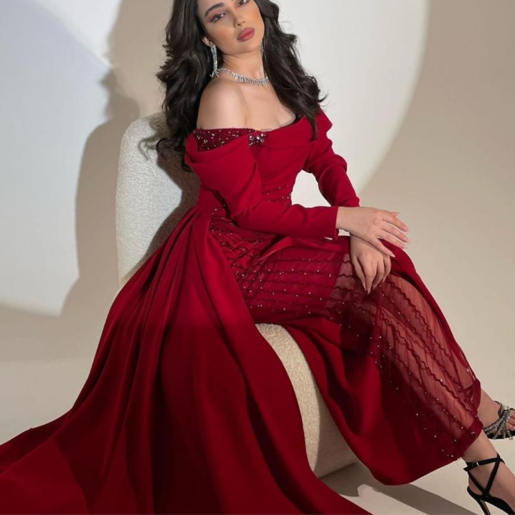 فستان احمر مطرز