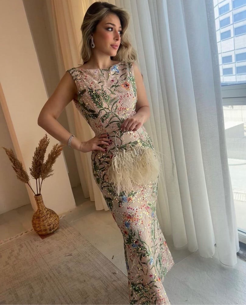 فستان فخم بيج مطرز بأناقه ميد مفتوح الظهر