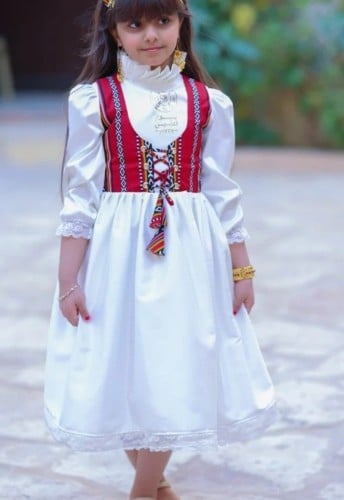 فستان ابيض يوم التأسيس