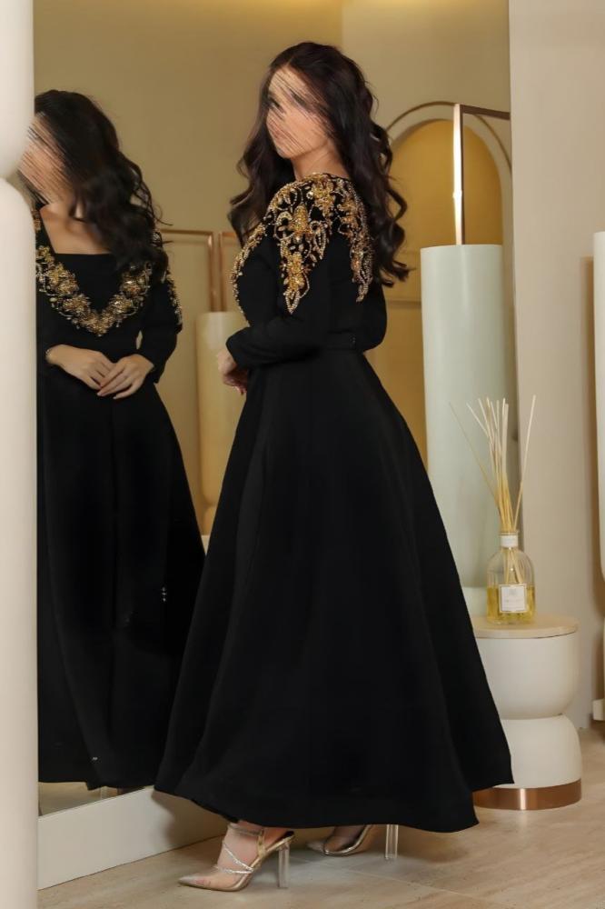 جلابية سوداء مطرزة بتصميم ملكي