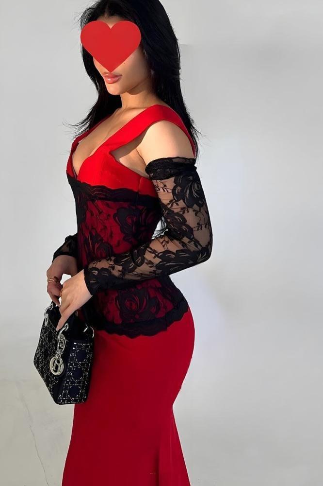 فستان سهره أحمر بتفاصيل دانتيل فخمه