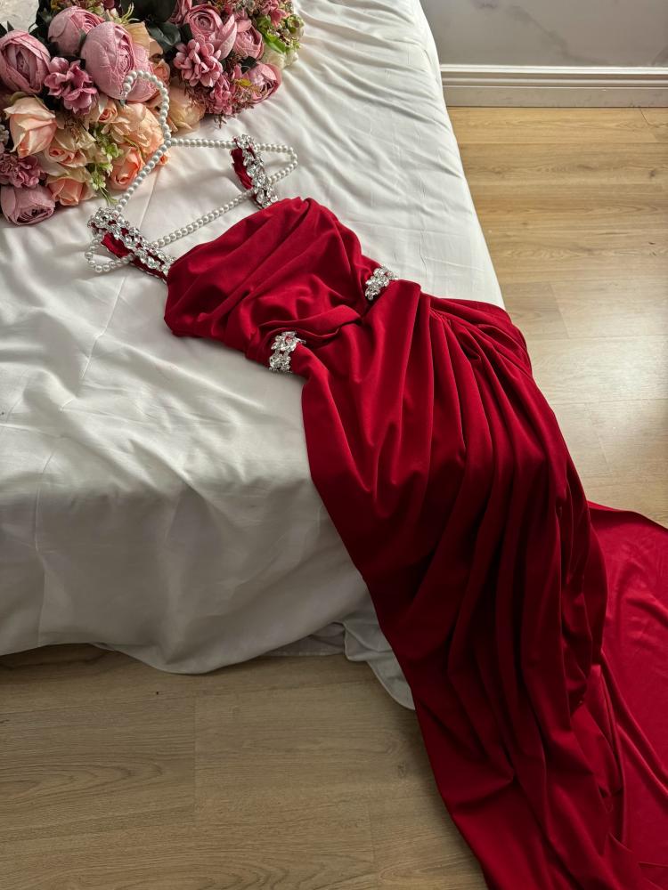 فستان سهرة مع تطريز كرستال بدون أكمام