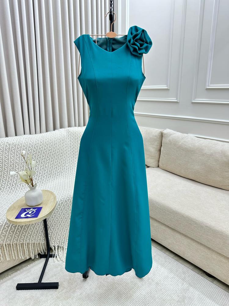 فستان ميد مع ورده بالصدر